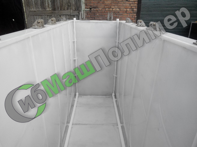 Stainless steel plating bath lined with thermoplastic